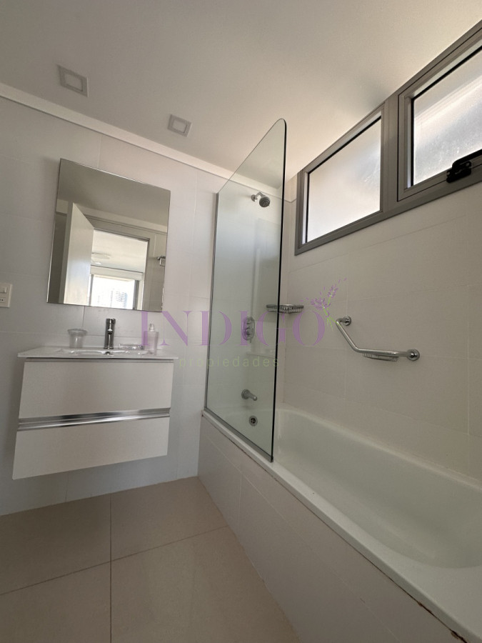 Apartamento Ref.752 - En alquiler 3 dormtorios parada 6 de la brava