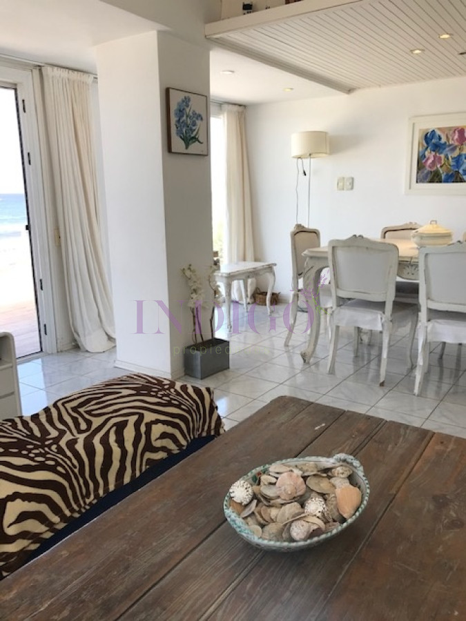Apartamento Ref.506 - Alquiler frente al mar, 3 cuartos mas dependencia de servicio y parrillero.