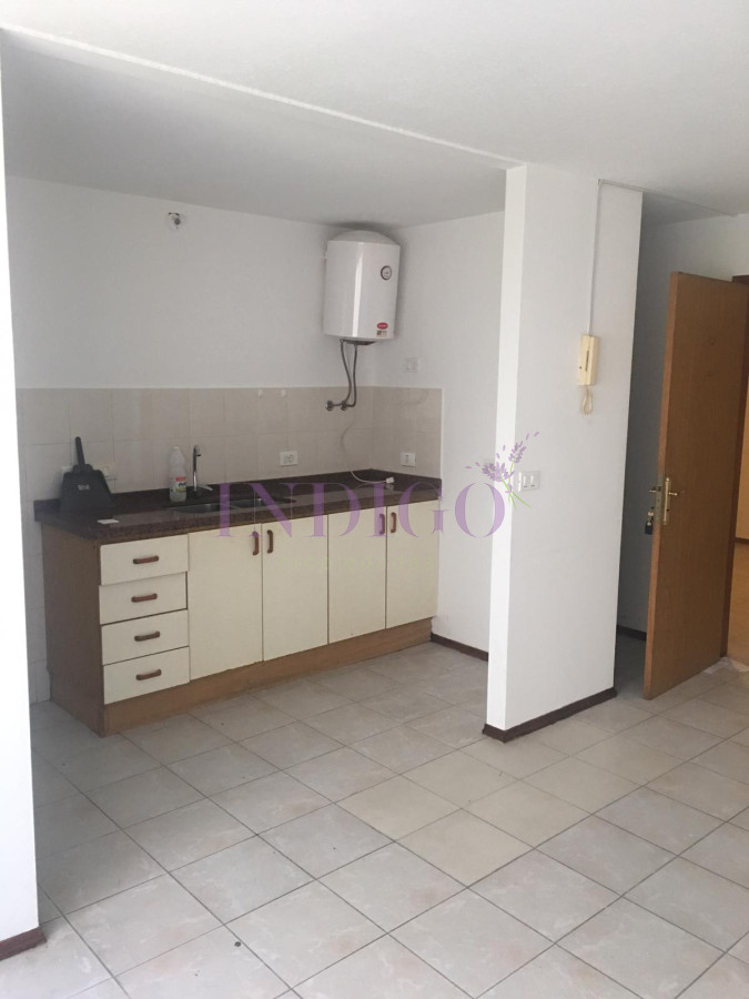 Apartamento Ref.677 - Apartamento Espacioso en zona de Junta Departamental, 2 dorm, 1 baño.