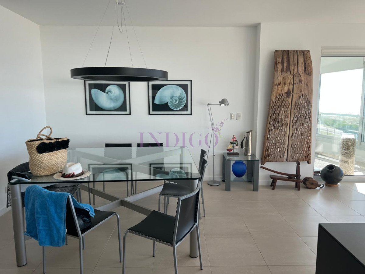 Apartamento Ref.116 - Torre Le Parc está ubicada en Rambla Lorenzo Batlle Pacheco y Av. Roosevelt, en primera línea frente al mar.