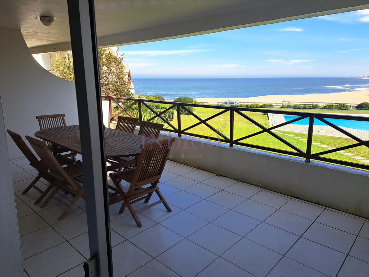 Apartamento Ref.220 - Departamento en venta y alquiler en Manantiales, 3 dormitorios mas dependencia de servicio.