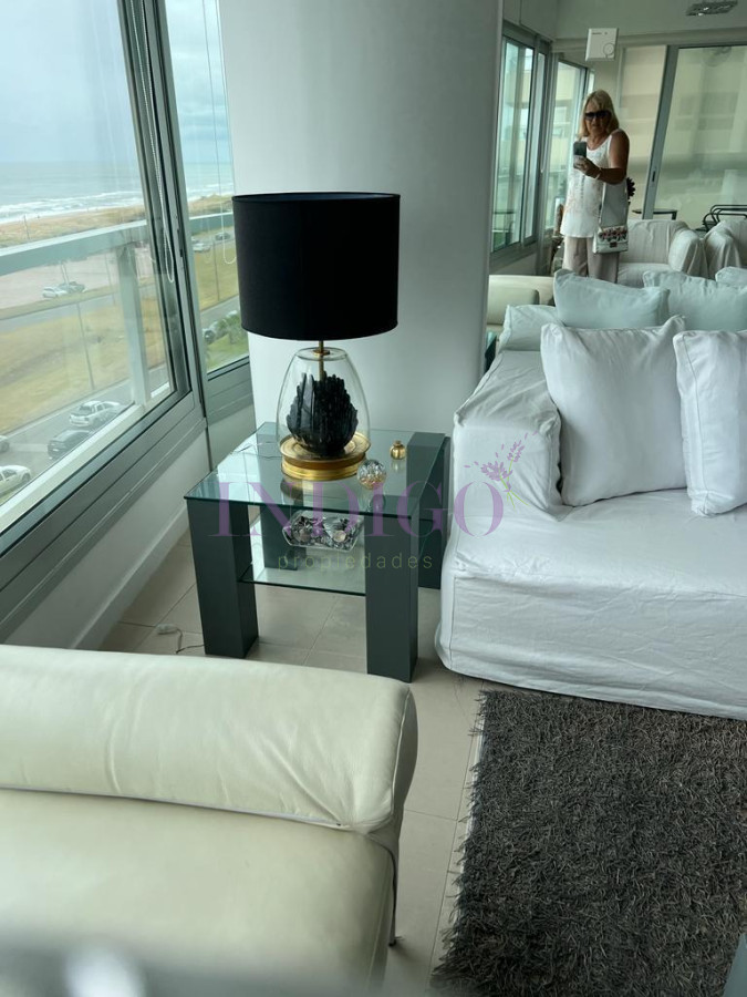 Apartamento Ref.116 - Torre Le Parc está ubicada en Rambla Lorenzo Batlle Pacheco y Av. Roosevelt, en primera línea frente al mar.