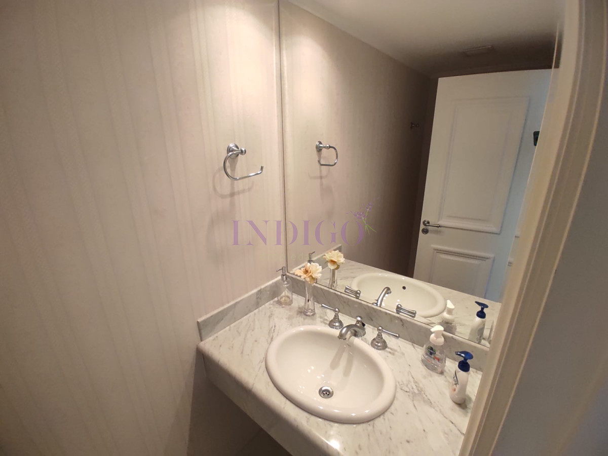 Apartamento Ref.803 - Apartamento 3 Dormitoritos y 4 Baños mas dependencia, piscina y parrillero en Playa Mansa