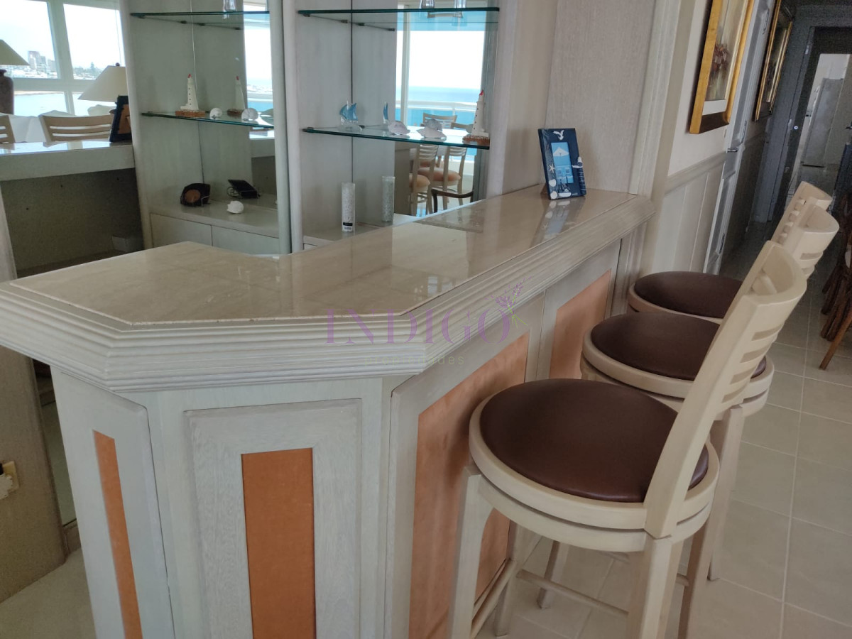 Apartamento Ref.803 - Apartamento 3 Dormitoritos y 4 Baños mas dependencia, piscina y parrillero en Playa Mansa