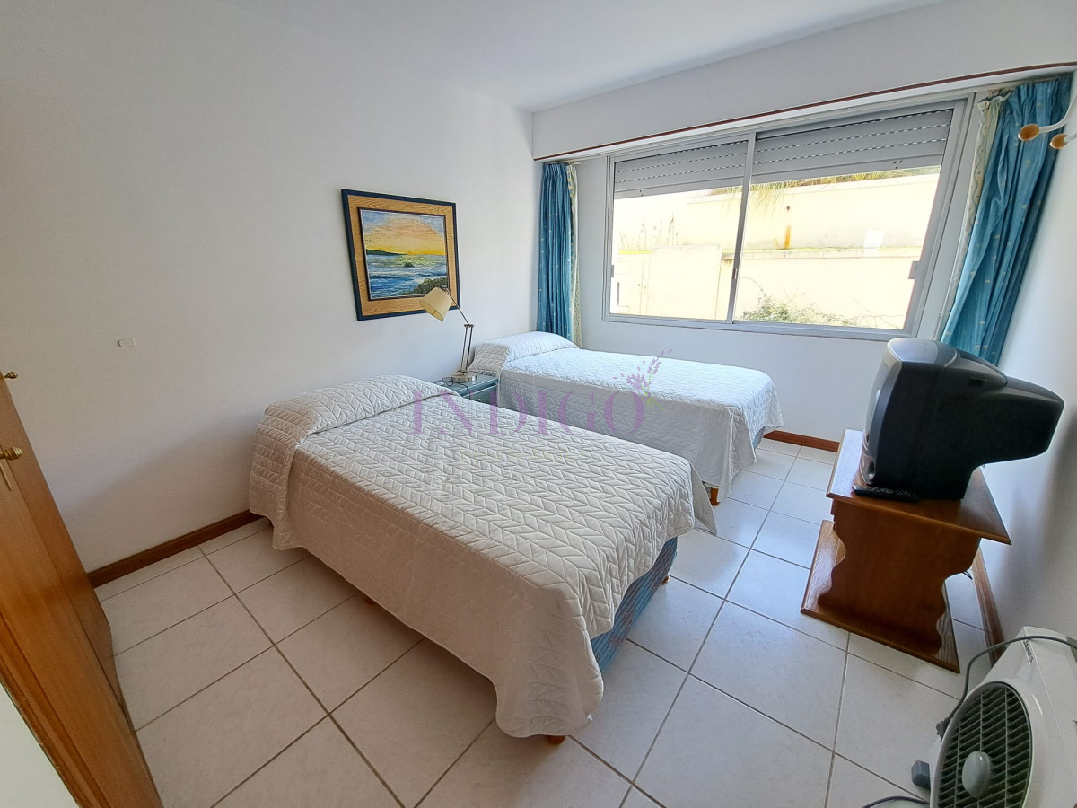 Apartamento Ref.220 - Departamento en venta y alquiler en Manantiales, 3 dormitorios mas dependencia de servicio.