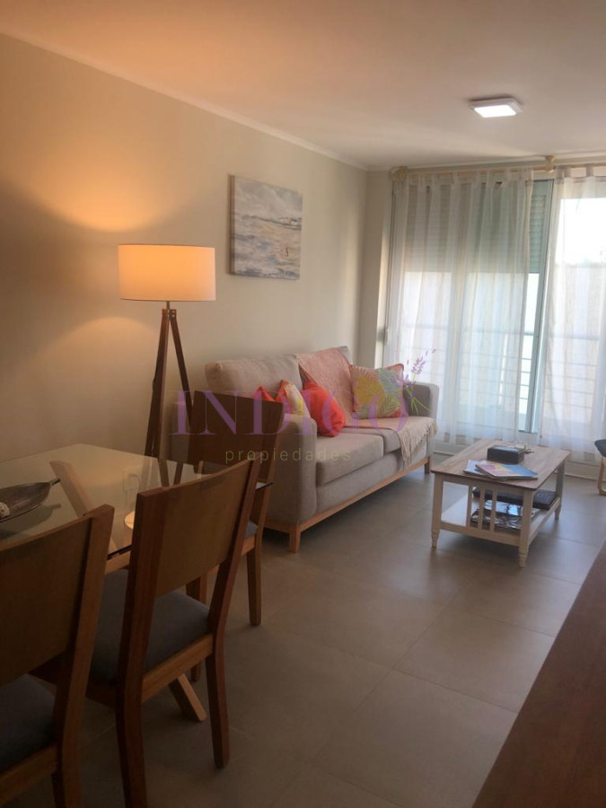 Apartamento Ref.627 - Apartamento de 2 dorm y 2 baños en Torre Vanguardista