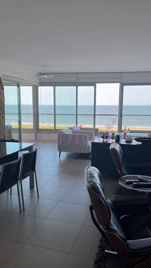 Apartamento Ref.116 - Torre Le Parc está ubicada en Rambla Lorenzo Batlle Pacheco y Av. Roosevelt, en primera línea frente al mar.