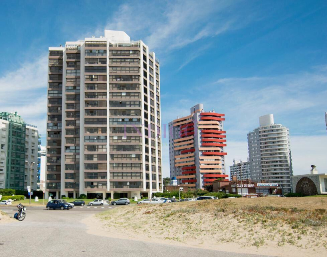 Apartamento Ref.563 - Venta frente al mar en playa Brava.