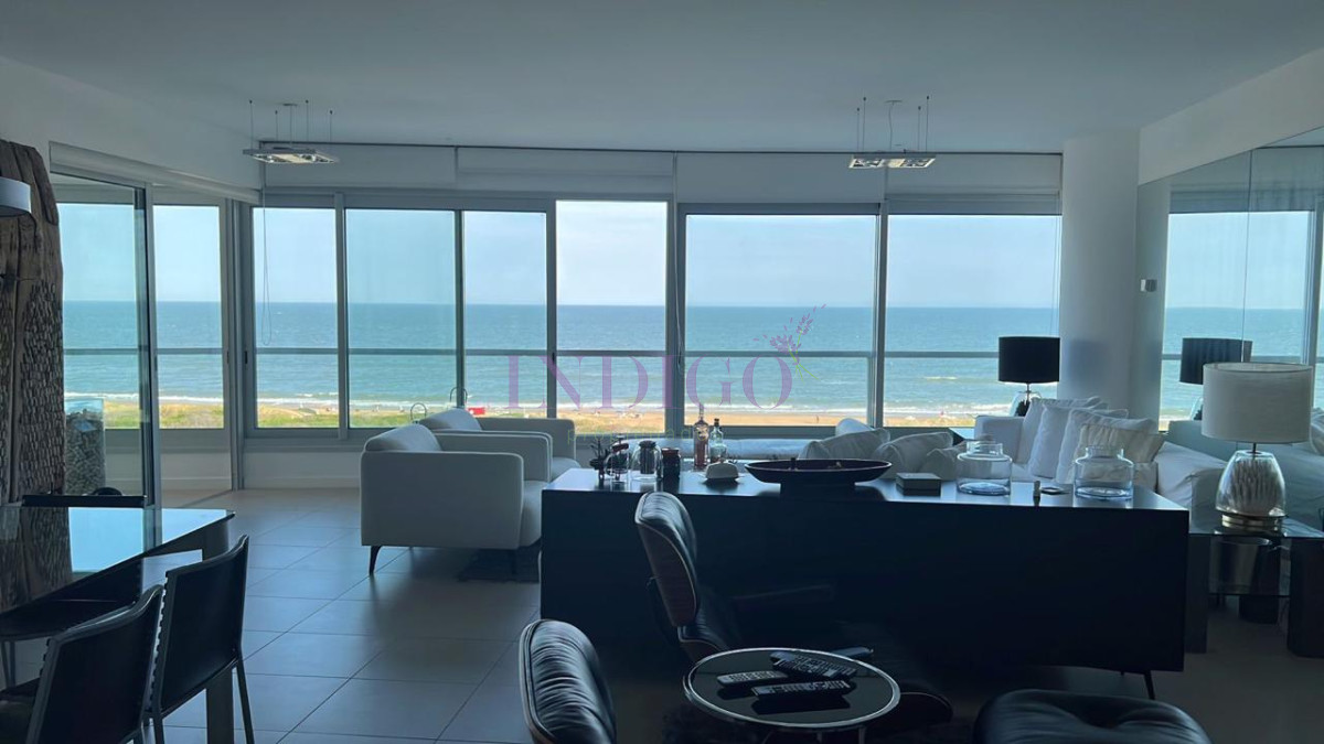 Apartamento Ref.116 - Torre Le Parc está ubicada en Rambla Lorenzo Batlle Pacheco y Av. Roosevelt, en primera línea frente al mar.