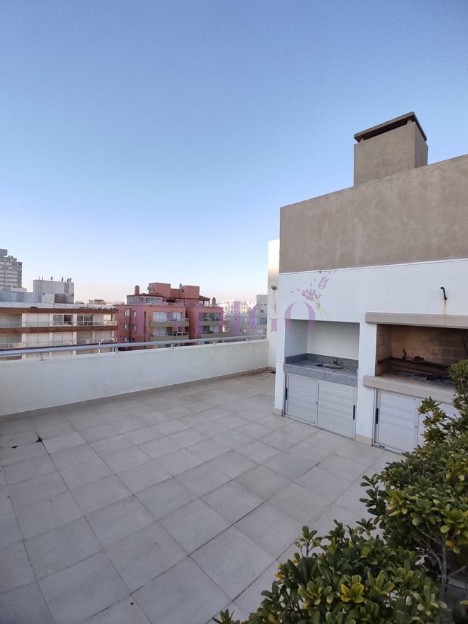 Apartamento Ref.720 - Hermoso Pent-House en la Península, 2 dormitorios 2 baños con parrillero