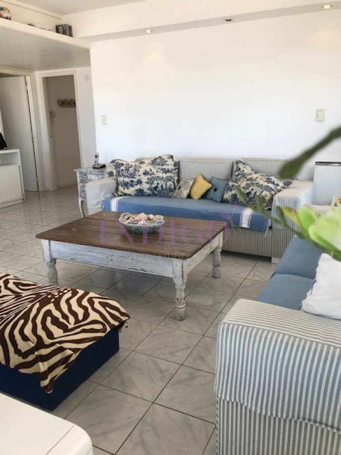 Apartamento Ref.506 - Alquiler frente al mar, 3 cuartos mas dependencia de servicio y parrillero.