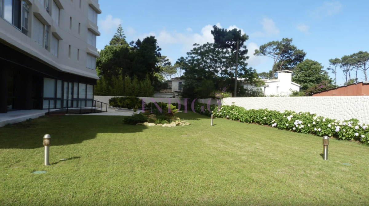 Apartamento Ref.809 - Apartamento con buena vista y ubicacion, muy luminoso, 3 dormitorios y 3 baño, piscina!