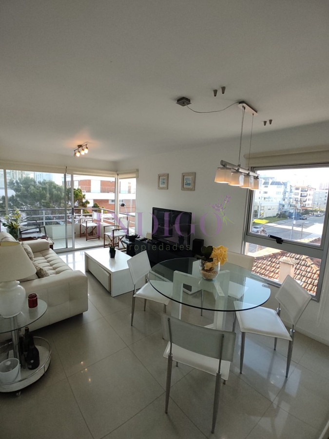 Apartamento Ref.720 - Hermoso Pent-House en la Península, 2 dormitorios 2 baños con parrillero