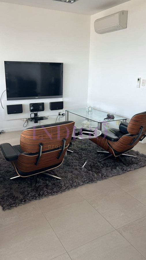 Apartamento Ref.116 - Torre Le Parc está ubicada en Rambla Lorenzo Batlle Pacheco y Av. Roosevelt, en primera línea frente al mar.