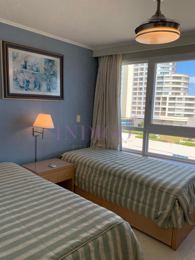 Apartamento Ref.803 - Apartamento 3 Dormitoritos y 4 Baños mas dependencia, piscina y parrillero en Playa Mansa