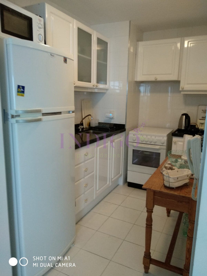 Apartamento Ref.461 -   Muy buen Departamento en alquiler frente al mar en playa Mansa .