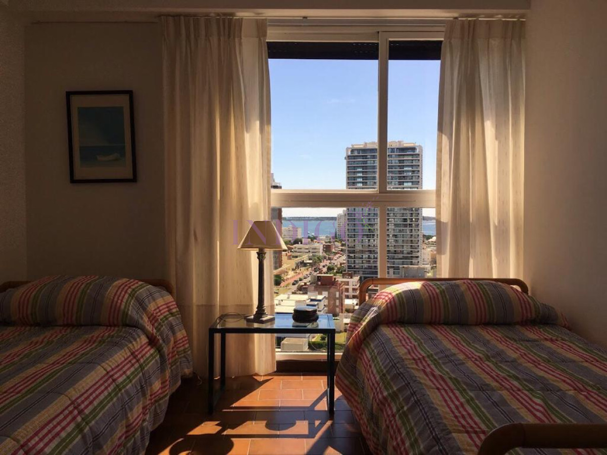 Apartamento Ref.563 - Venta frente al mar en playa Brava.
