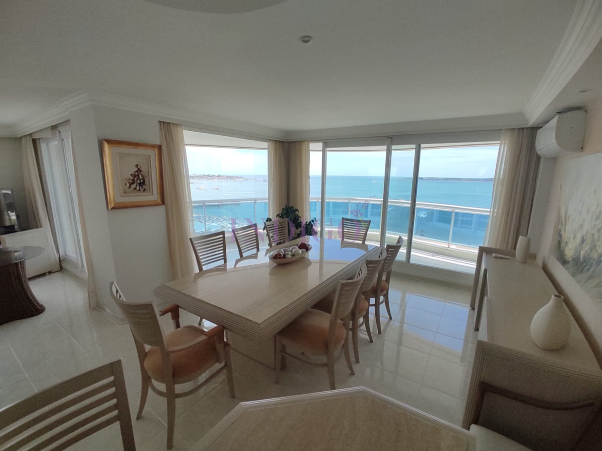 Apartamento Ref.803 - Apartamento 3 Dormitoritos y 4 Baños mas dependencia, piscina y parrillero en Playa Mansa