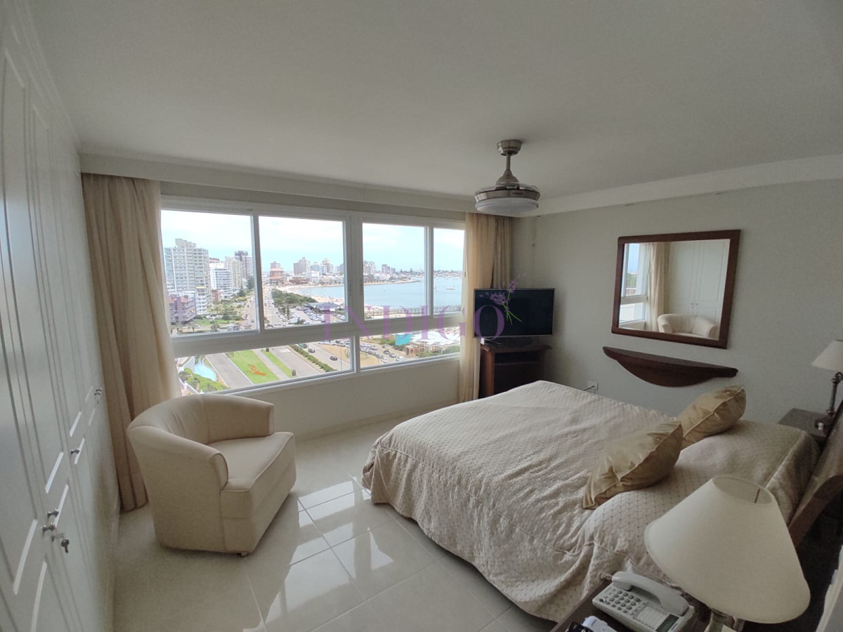 Apartamento Ref.803 - Apartamento 3 Dormitoritos y 4 Baños mas dependencia, piscina y parrillero en Playa Mansa