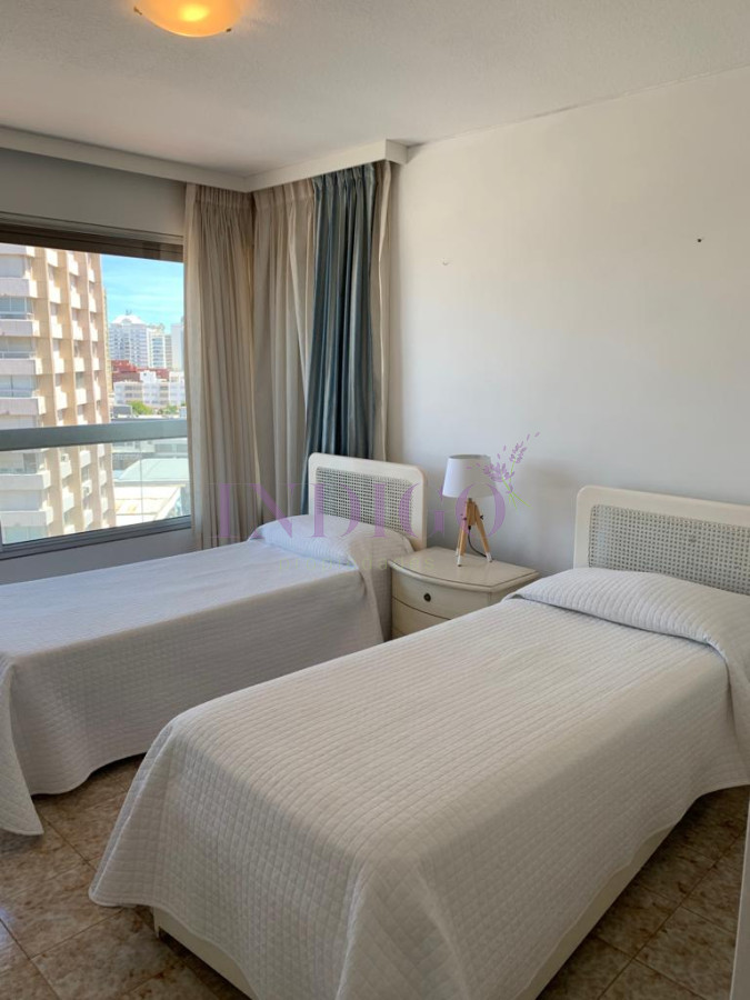 Apartamento Ref.775 - En venta, Peninsula, vista al mansa, 3 dormitorios y serv.