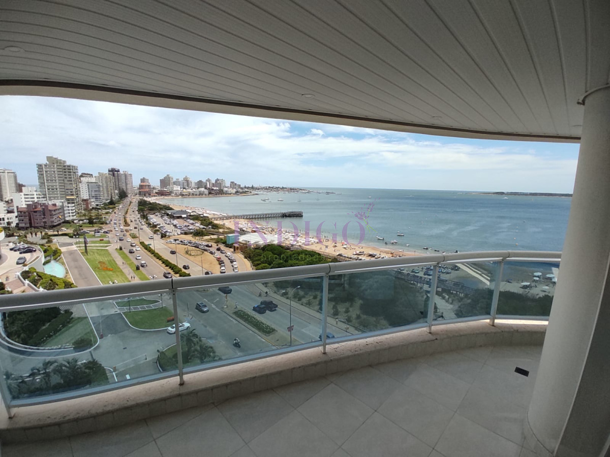 Apartamento Ref.803 - Apartamento 3 Dormitoritos y 4 Baños mas dependencia, piscina y parrillero en Playa Mansa