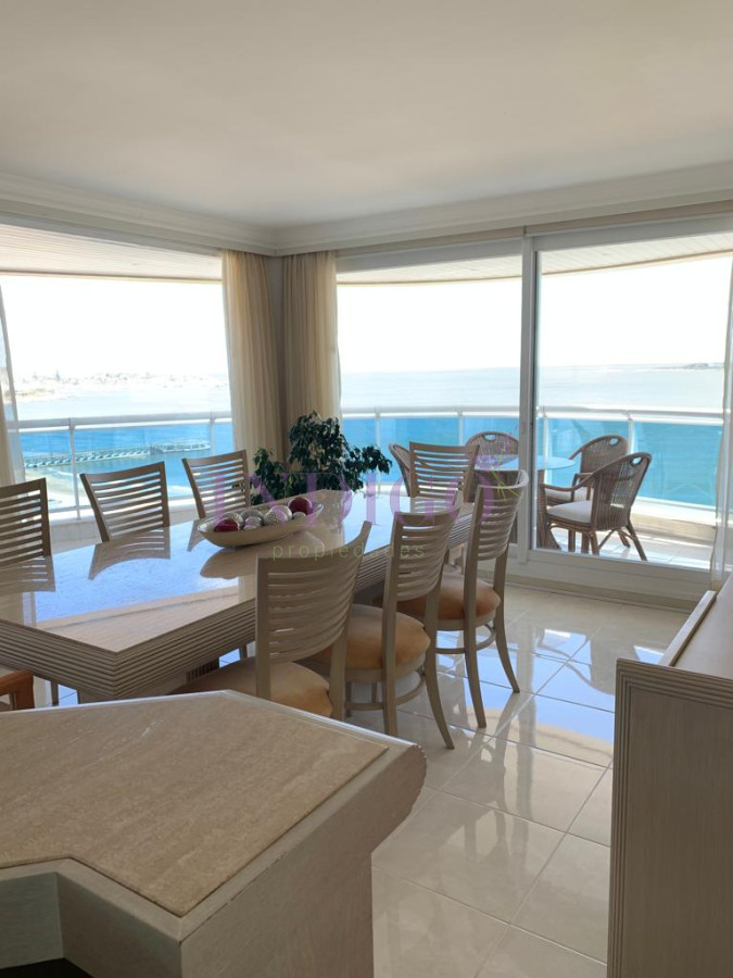 Apartamento Ref.803 - Apartamento 3 Dormitoritos y 4 Baños mas dependencia, piscina y parrillero en Playa Mansa