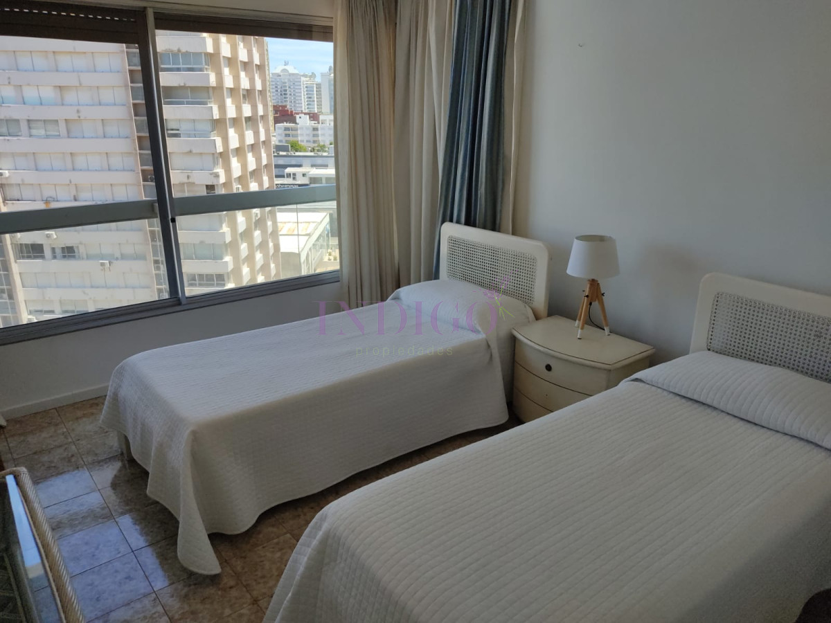 Apartamento Ref.775 - En venta, Peninsula, vista al mansa, 3 dormitorios y serv.