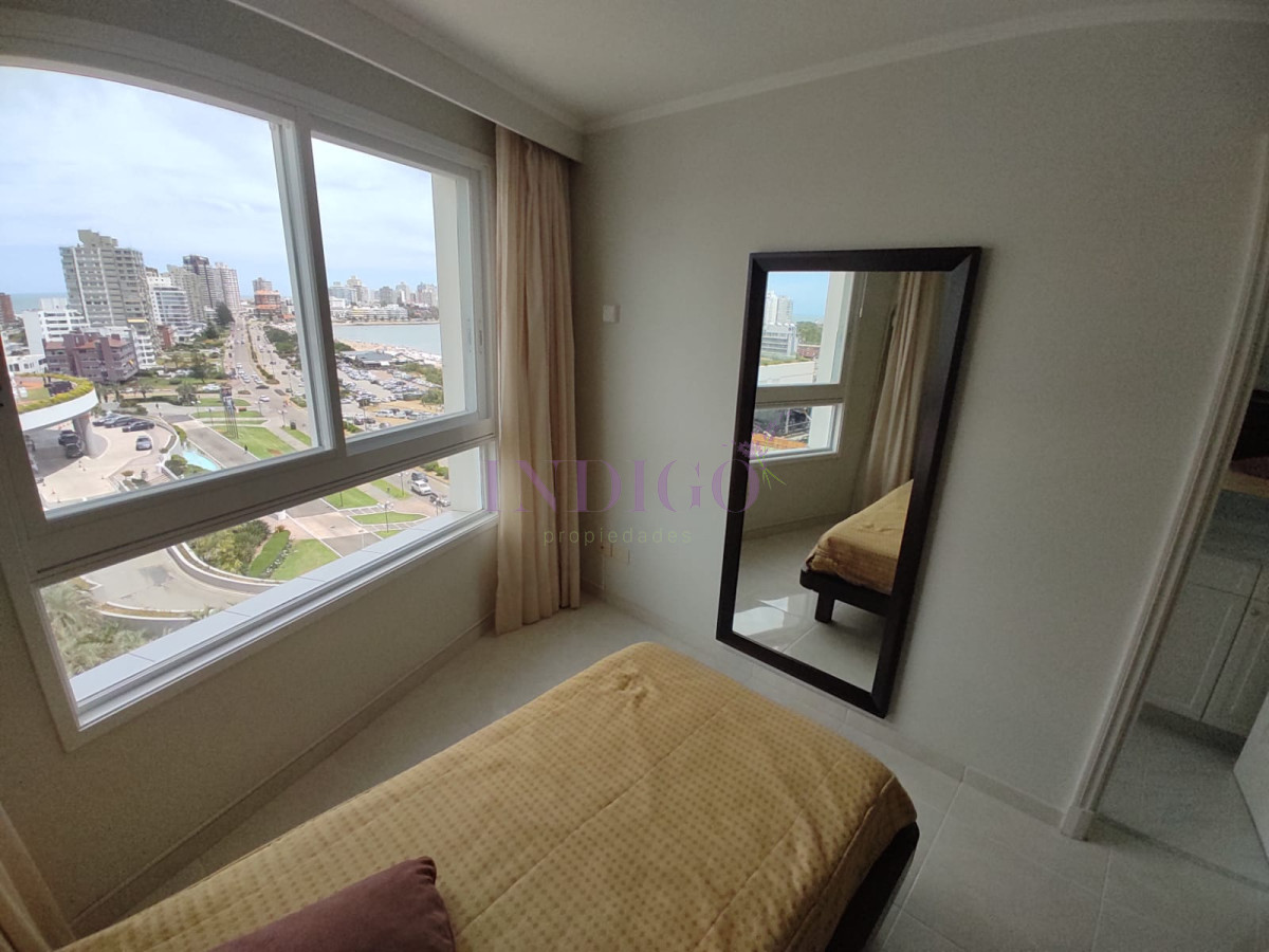 Apartamento Ref.803 - Apartamento 3 Dormitoritos y 4 Baños mas dependencia, piscina y parrillero en Playa Mansa