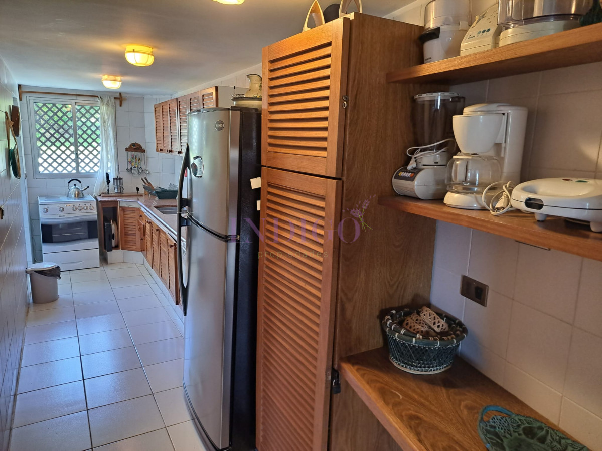 Apartamento Ref.220 - Departamento en venta y alquiler en Manantiales, 3 dormitorios mas dependencia de servicio.