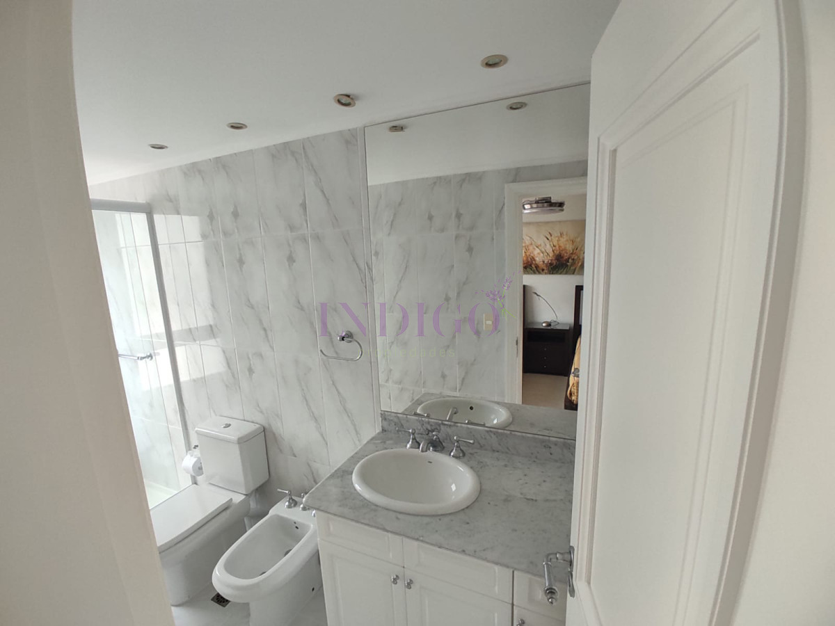 Apartamento Ref.803 - Apartamento 3 Dormitoritos y 4 Baños mas dependencia, piscina y parrillero en Playa Mansa