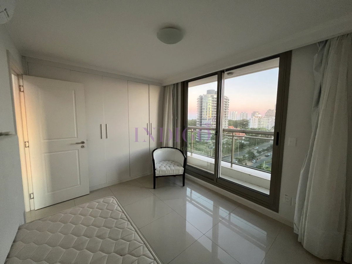 Apartamento Ref.976 - Venta de apartamento 3 Dormitorios en Punta del Este, Uruguay