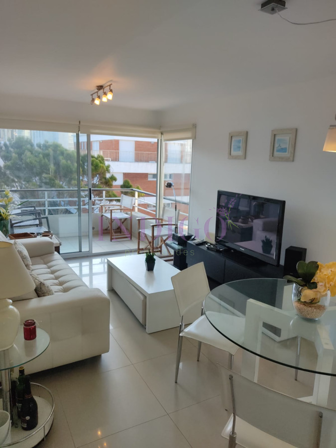 Apartamento Ref.720 - Hermoso Pent-House en la Península, 2 dormitorios 2 baños con parrillero