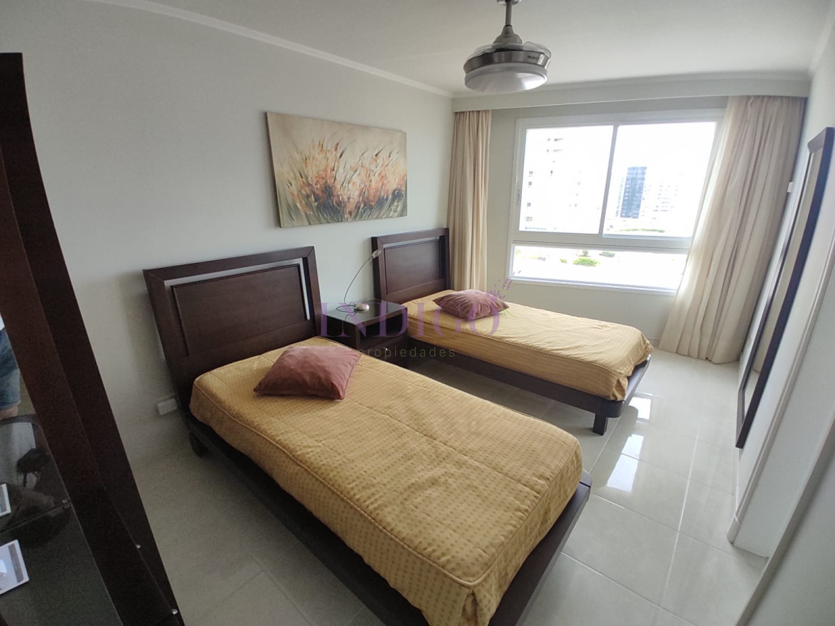 Apartamento Ref.803 - Apartamento 3 Dormitoritos y 4 Baños mas dependencia, piscina y parrillero en Playa Mansa