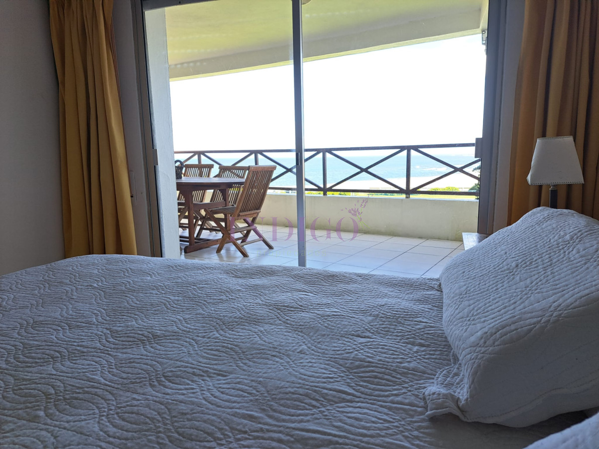 Apartamento Ref.220 - Departamento en venta y alquiler en Manantiales, 3 dormitorios mas dependencia de servicio.