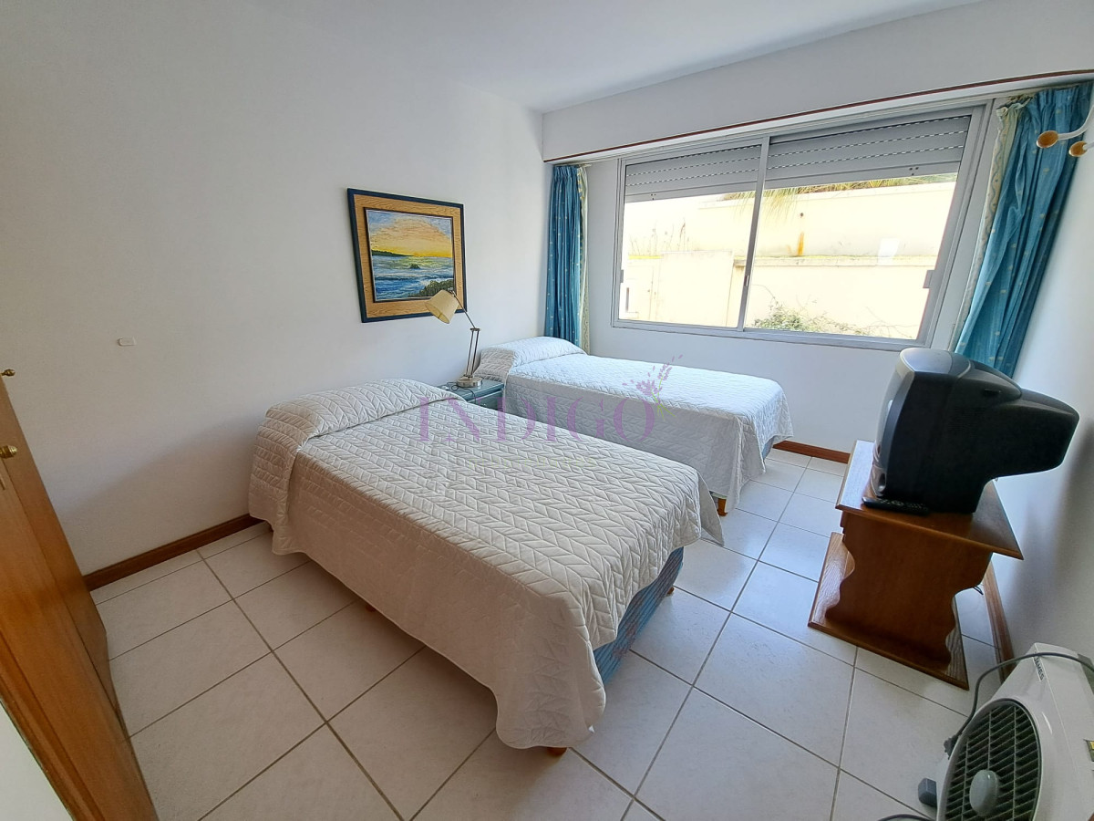 Apartamento Ref.220 - Departamento en venta y alquiler en Manantiales, 3 dormitorios mas dependencia de servicio.