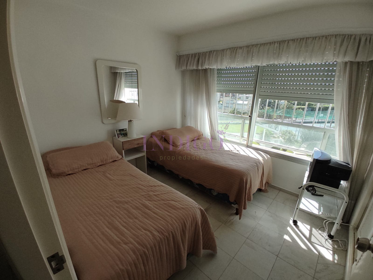 Apartamento Ref.750 - Apartamento de 3 Dormitorios, con excelente vista a la playa mansa, Full Amenities.