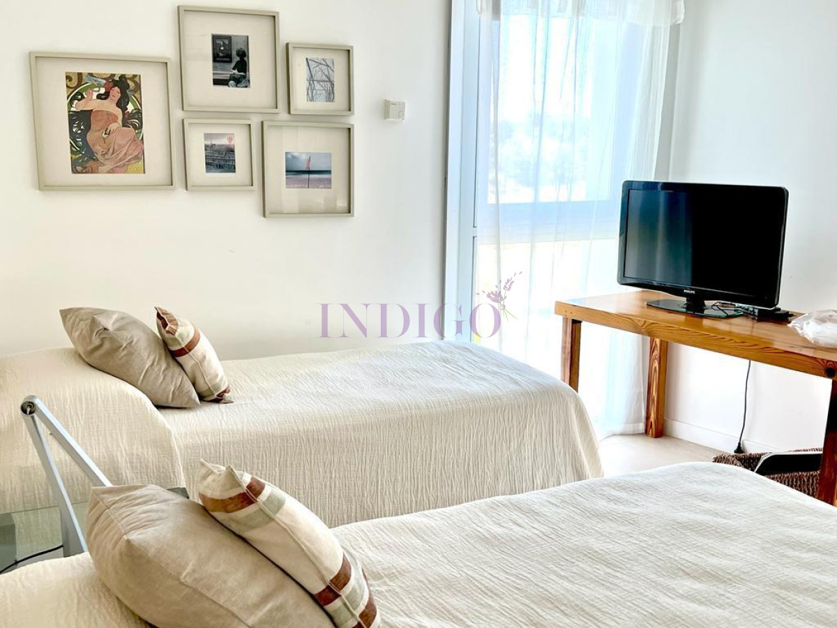 Apartamento Ref.116 - Torre Le Parc está ubicada en Rambla Lorenzo Batlle Pacheco y Av. Roosevelt, en primera línea frente al mar.