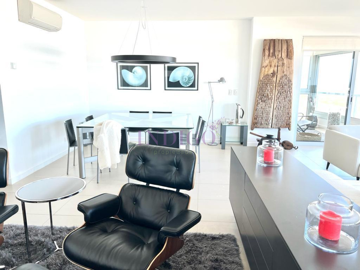 Apartamento Ref.116 - Torre Le Parc está ubicada en Rambla Lorenzo Batlle Pacheco y Av. Roosevelt, en primera línea frente al mar.