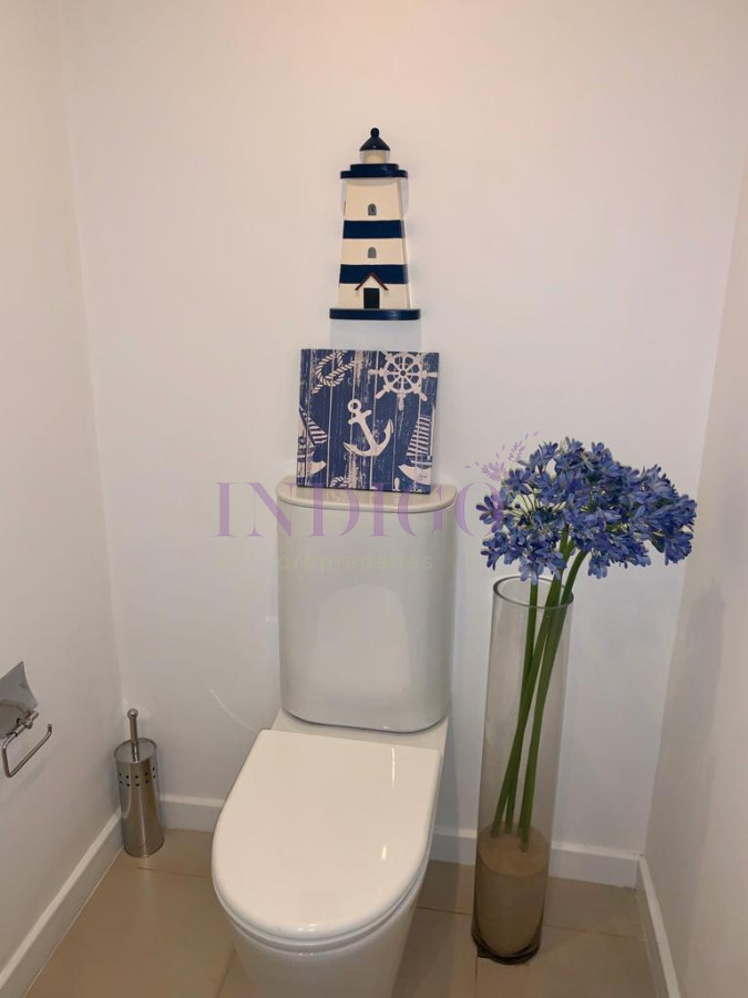 Apartamento Ref.116 - Torre Le Parc está ubicada en Rambla Lorenzo Batlle Pacheco y Av. Roosevelt, en primera línea frente al mar.