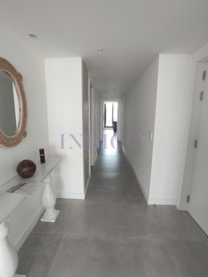 Apartamento Ref.878 - Venta de apartamento 2 dormitorios, Playa Mansa, Punta del Este, Uruguay