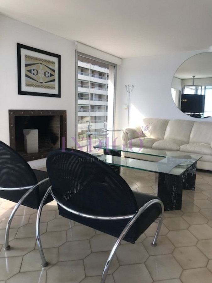 Apartamento Ref.400 - Espectacular departamento en venta frente al puerto de Punta del Este.