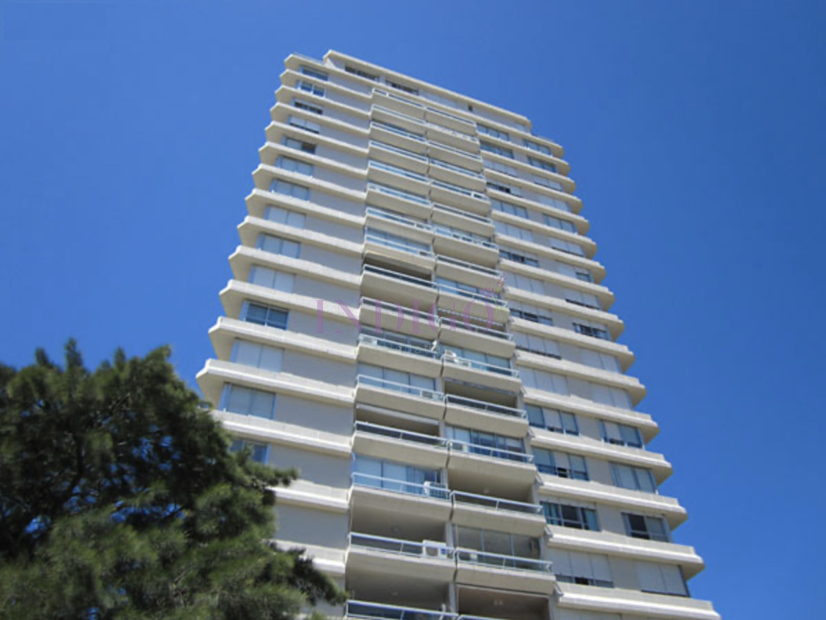 Apartamento Ref.809 - Apartamento con buena vista y ubicacion, muy luminoso, 3 dormitorios y 3 baño, piscina!