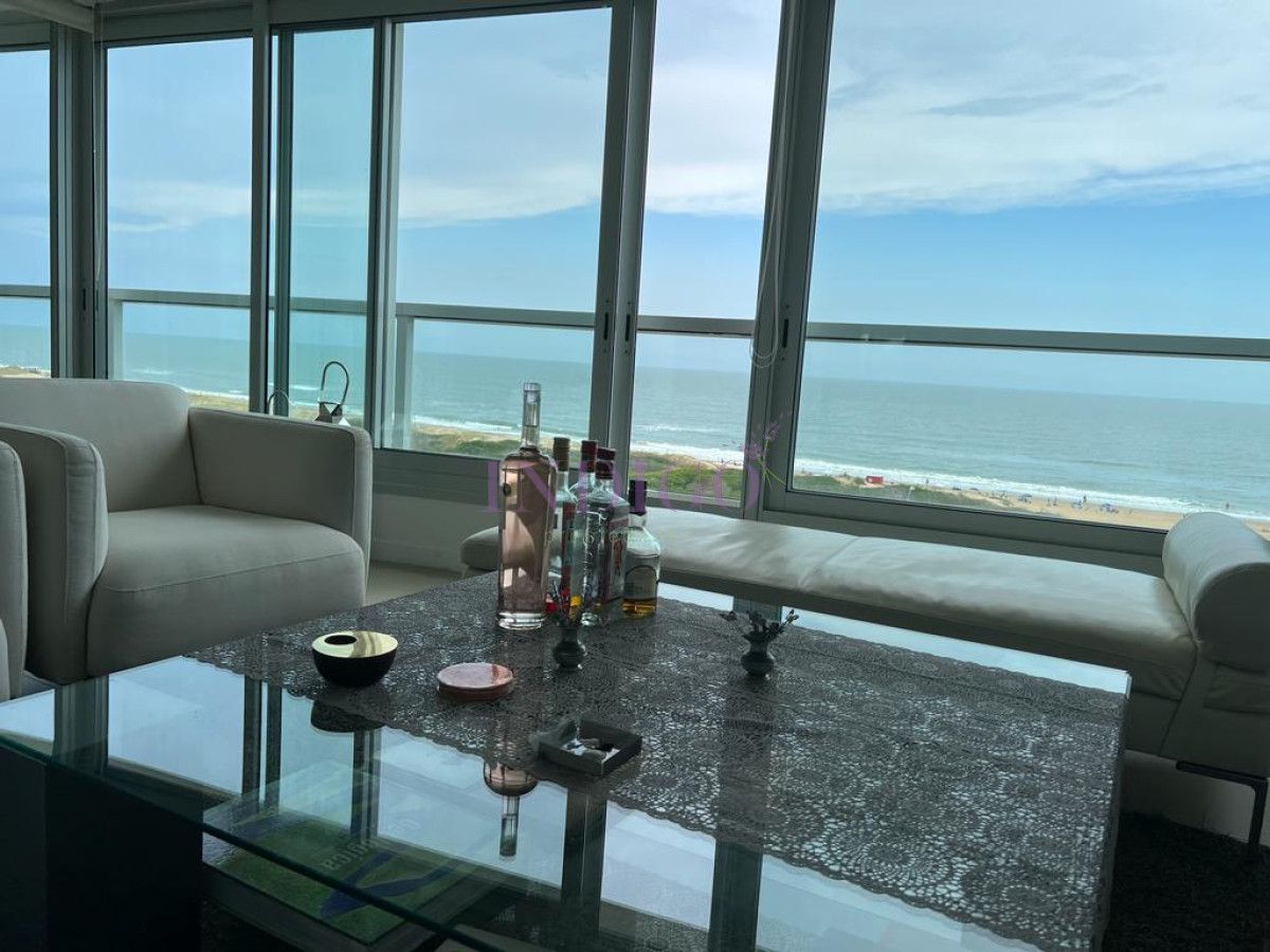 Apartamento Ref.116 - Torre Le Parc está ubicada en Rambla Lorenzo Batlle Pacheco y Av. Roosevelt, en primera línea frente al mar.