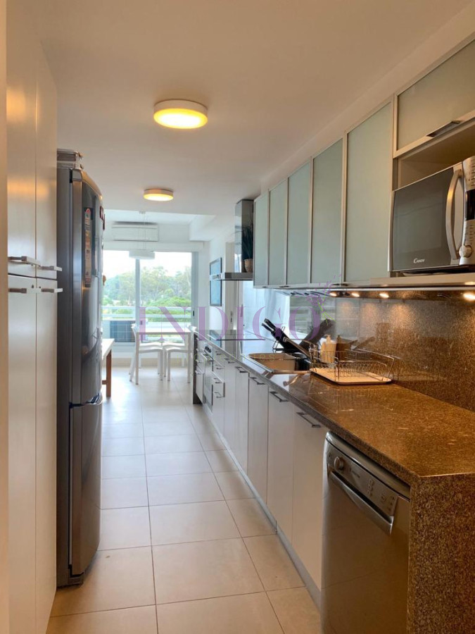 Apartamento Ref.116 - Torre Le Parc está ubicada en Rambla Lorenzo Batlle Pacheco y Av. Roosevelt, en primera línea frente al mar.