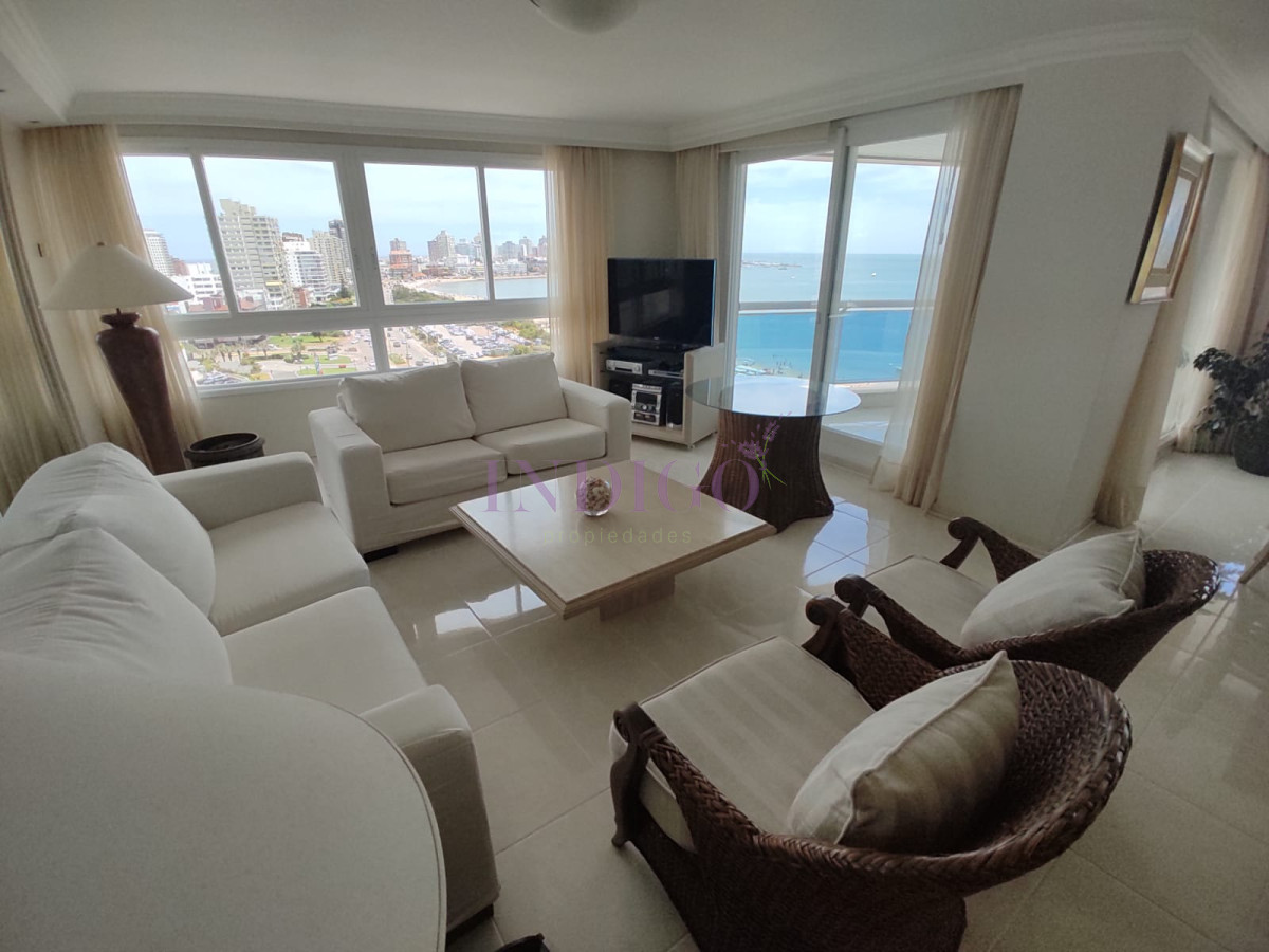 Apartamento Ref.803 - Apartamento 3 Dormitoritos y 4 Baños mas dependencia, piscina y parrillero en Playa Mansa