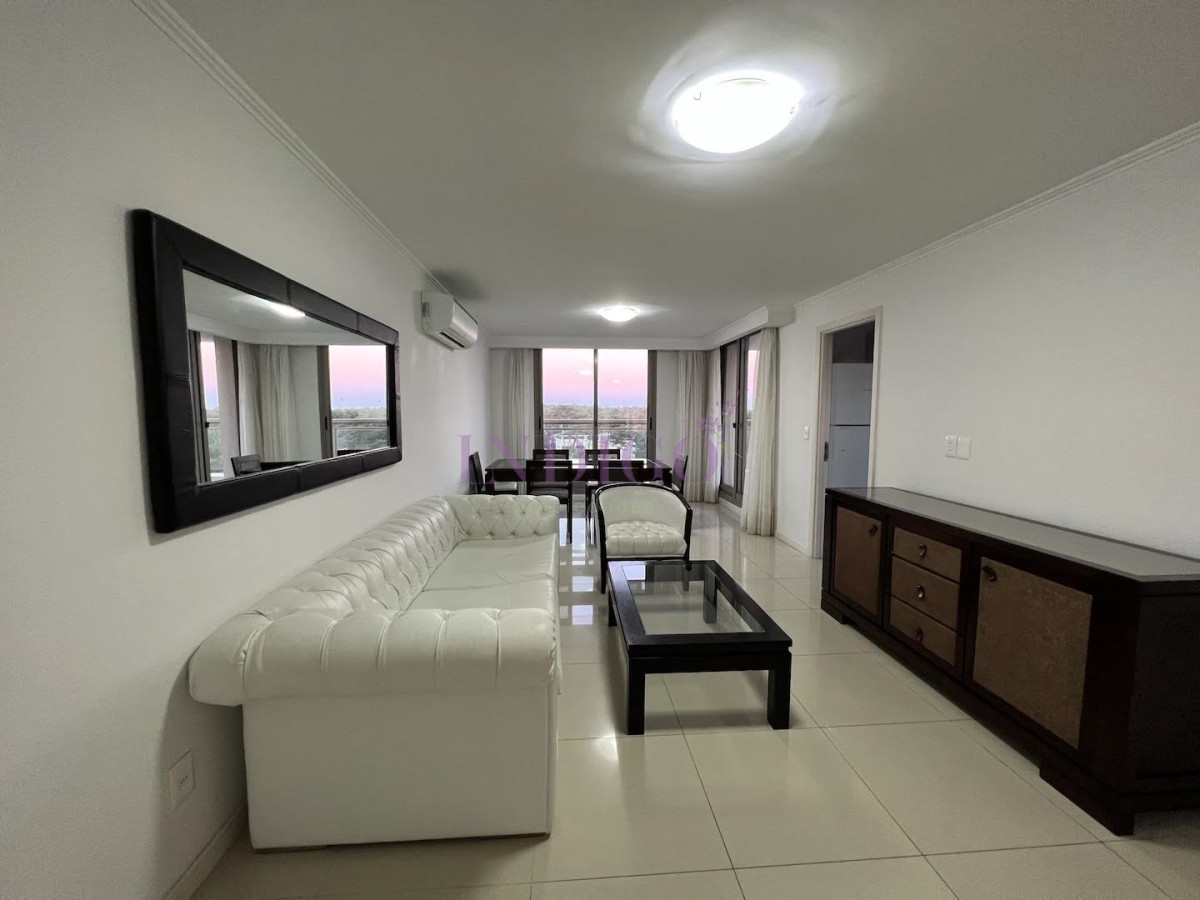 Apartamento Ref.976 - Venta de apartamento 3 Dormitorios en Punta del Este, Uruguay