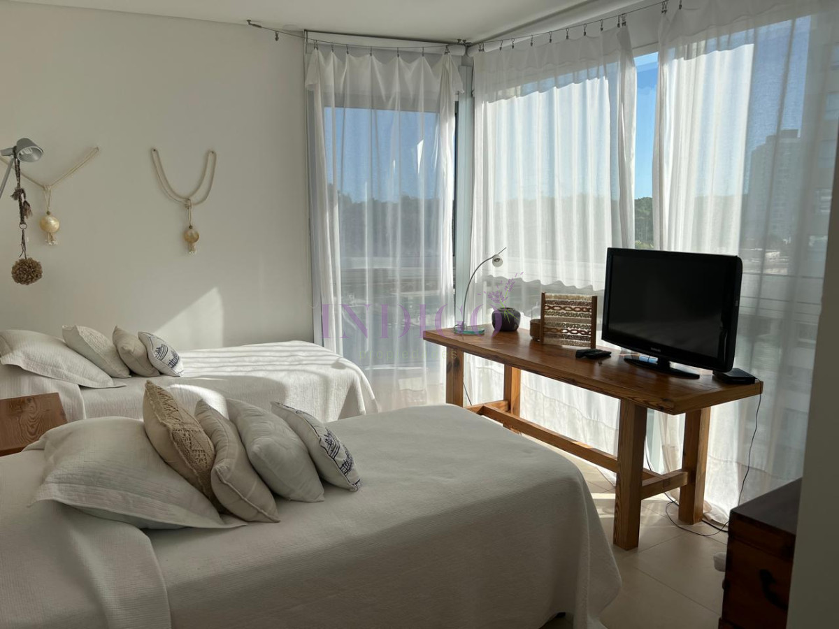 Apartamento Ref.116 - Torre Le Parc está ubicada en Rambla Lorenzo Batlle Pacheco y Av. Roosevelt, en primera línea frente al mar.