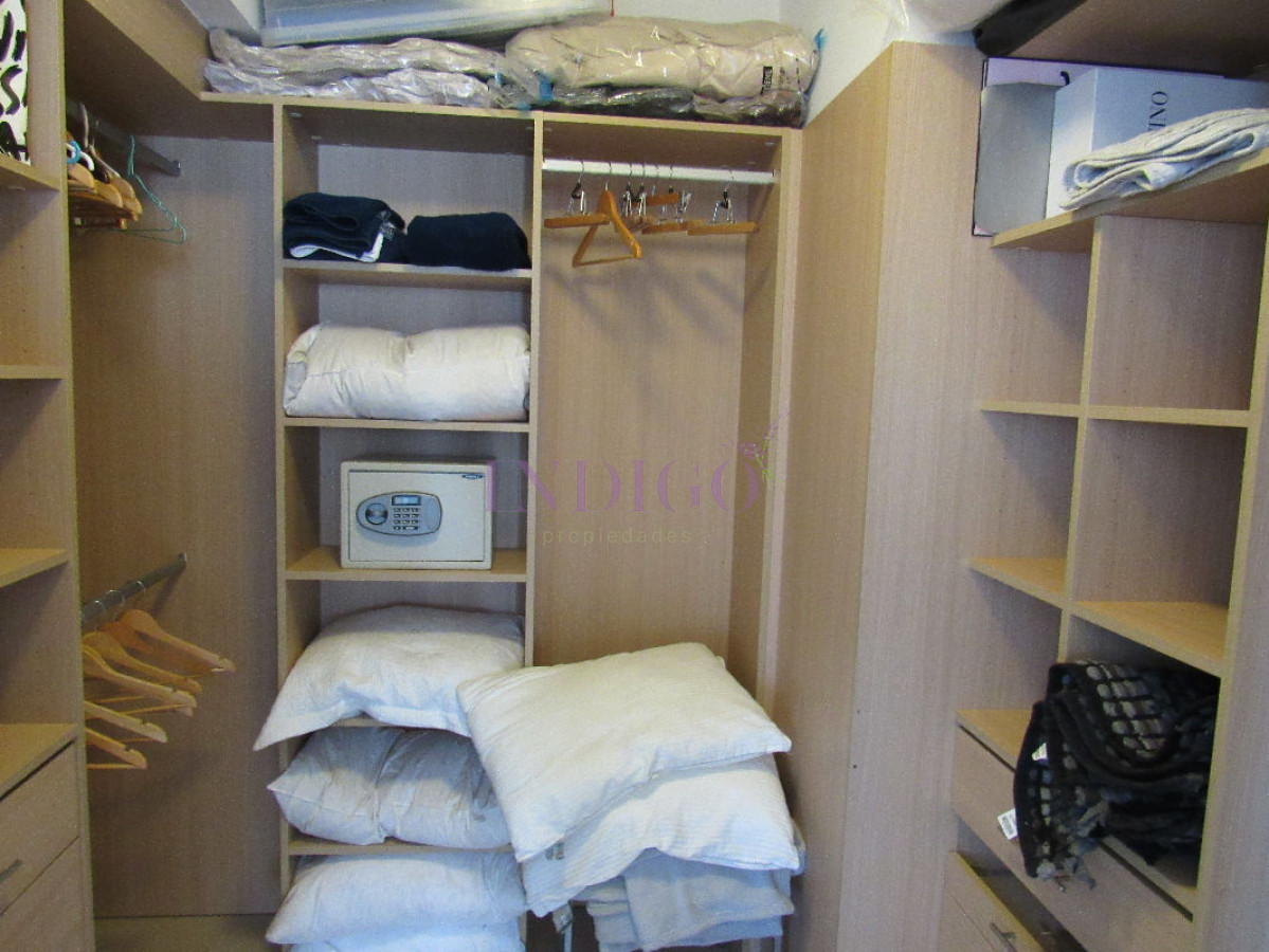 Apartamento Ref.116 - Torre Le Parc está ubicada en Rambla Lorenzo Batlle Pacheco y Av. Roosevelt, en primera línea frente al mar.