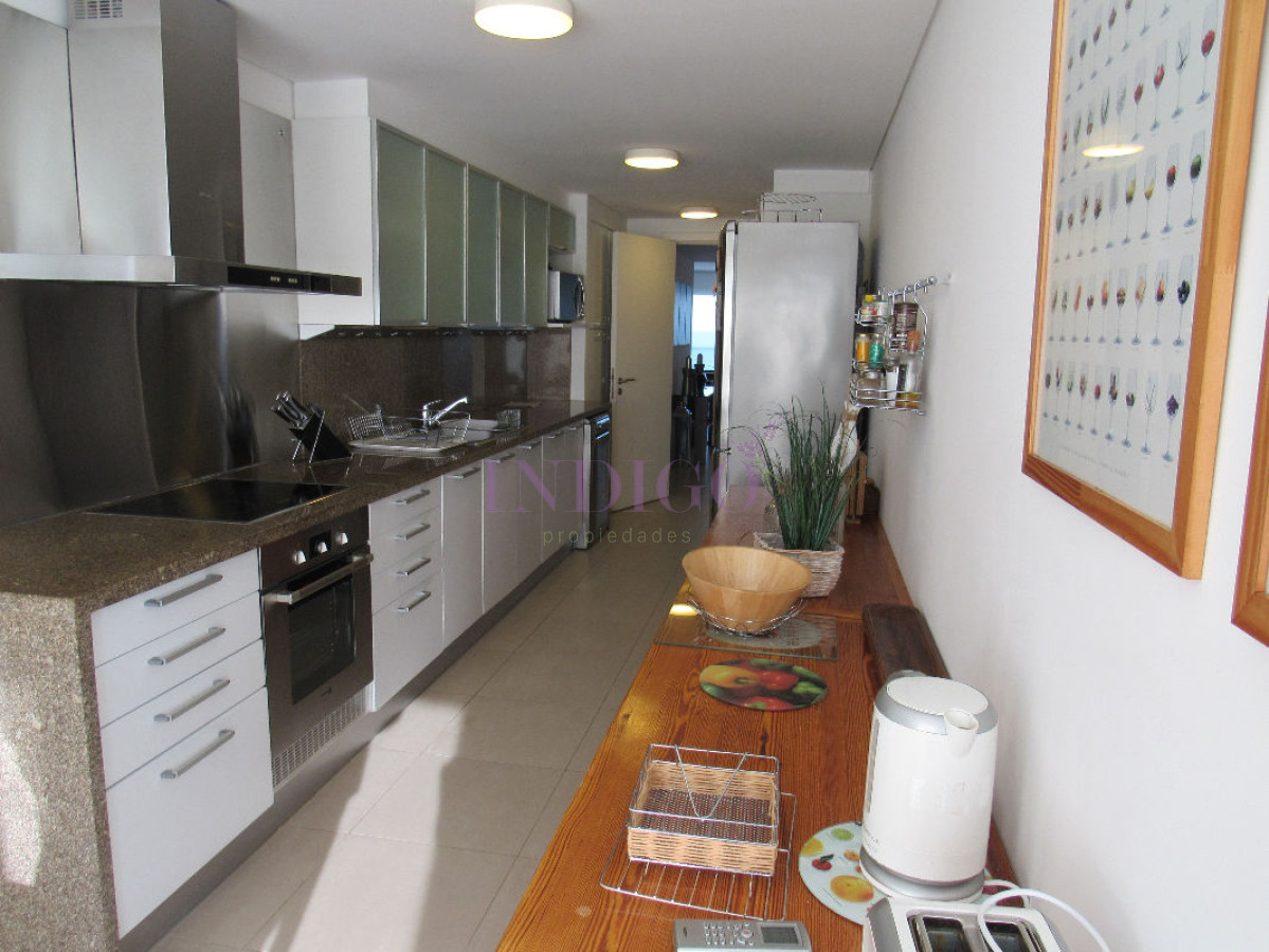 Apartamento Ref.116 - Torre Le Parc está ubicada en Rambla Lorenzo Batlle Pacheco y Av. Roosevelt, en primera línea frente al mar.