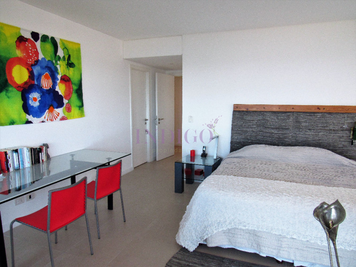 Apartamento Ref.116 - Torre Le Parc está ubicada en Rambla Lorenzo Batlle Pacheco y Av. Roosevelt, en primera línea frente al mar.